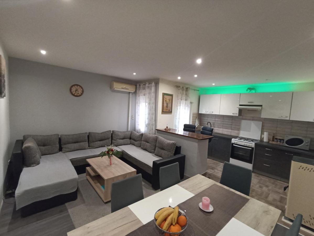 Hukic A2 And A1 Apartment Fazana Exterior photo